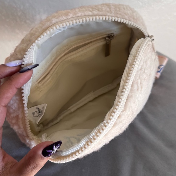 Hello Kitty Dodgers crossbody bag - Picture 3 of 3